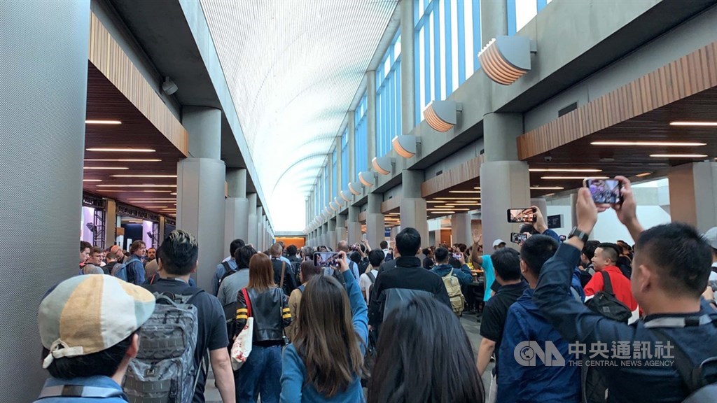 蘋果公司(Apple)3日在美國加州聖荷西會議中心舉行2019年全球開發者大會(WWDC),與會的開發者和媒體記者擠滿走道等待入場。中央社記者吳家豪舊金山攝 108年6月4日