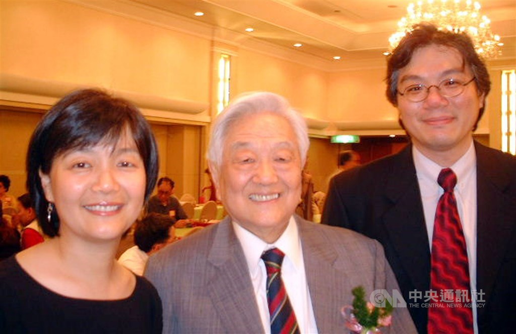 皇冠出版創辦人平鑫濤(中)2002年獲中國文藝協會榮譽文藝獎章,他的兒子平雲(右)、女兒平珩(左)陪同領獎。(中央社檔案照片)