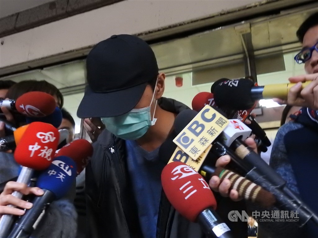 新北市蘆洲區林姓男子(中)酒後因肉圓未加辣而對妻兒施暴,他事後現身派出所門口,對造成大眾紛擾致歉。(中央社檔案照片)