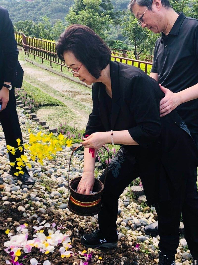 皇冠集團創辦人平鑫濤92歲高齡過世,瓊瑤(前)表示,尊重先生遺願,將平鑫濤骨灰以花葬方式放在陽明山的臻善園。(圖取自瓊瑤臉書)