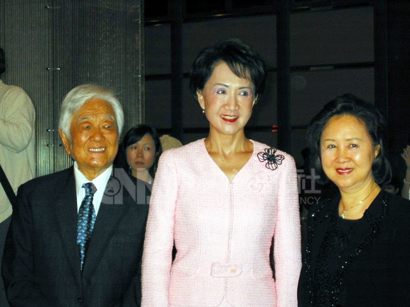 2004年皇冠50週年慶,創辦人平鑫濤(左)、瓊瑤(右)夫婦與連戰夫人連方瑀(中)等人同慶。(中央社檔案照片)
