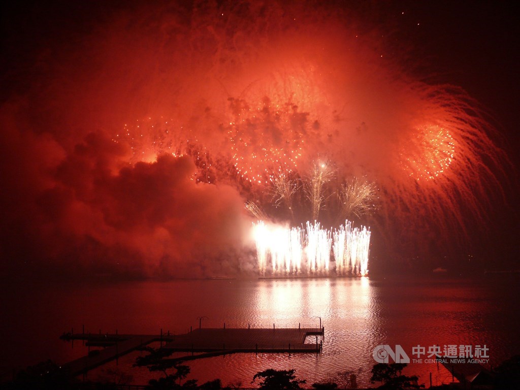 屏東縣長潘孟安5日宣布,今年國慶煙火預計在高屏溪舊鐵橋屏東端的河濱公園施放。圖為民國96年國慶煙火在屏東大鵬灣施放。(中央社檔案照片)
