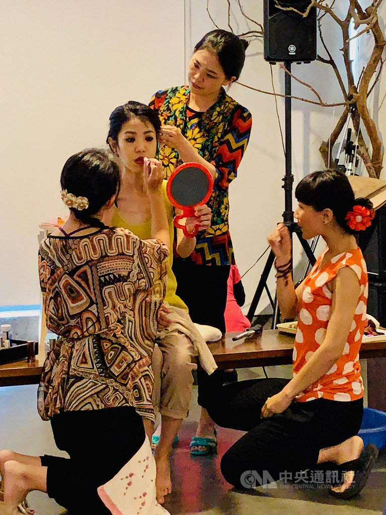 無獨有偶劇團再度推出劇作「微塵‧望鄉」,希望透過劇中真實故事的縮影,傳達每一個身處他鄉的人都會有的情感,持續關心新住民。中央社記者趙靜瑜攝 108年6月5日