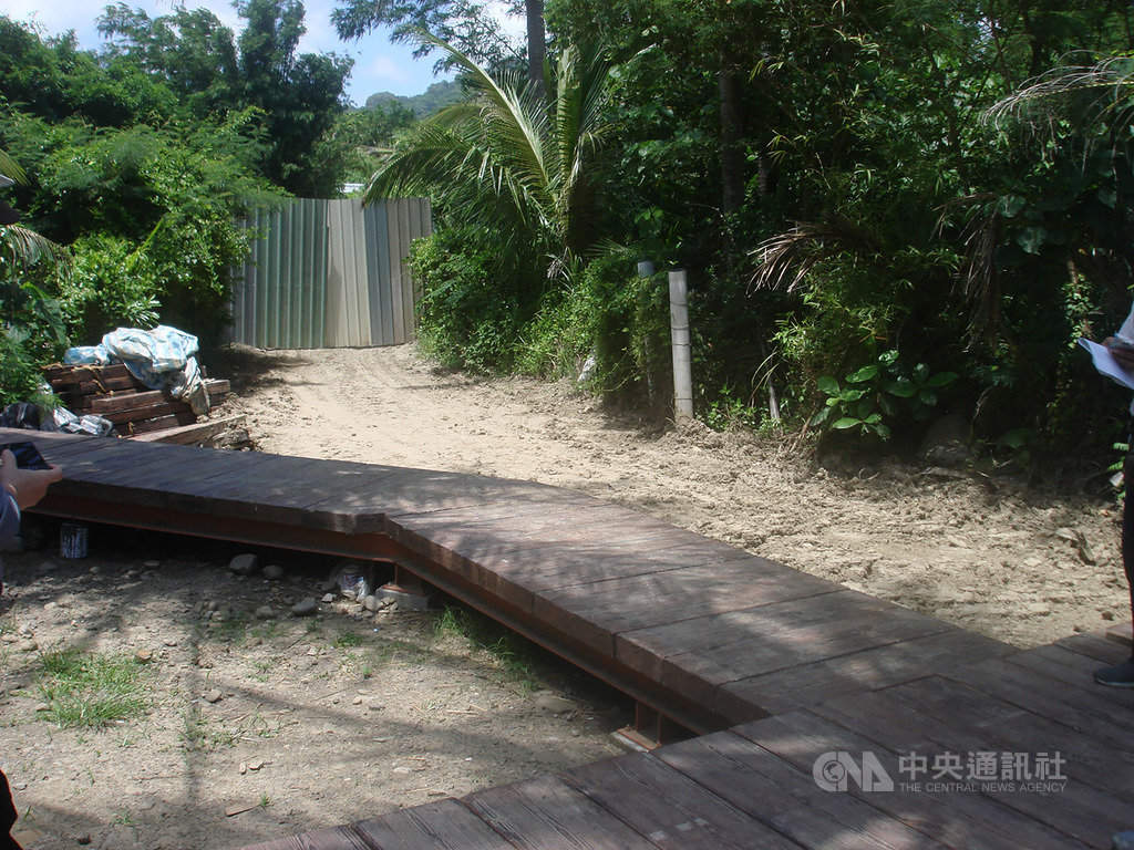 屏東縣滿州鄉公所在港口村陸蟹棲息地進行木棧道工程,但廠商施工時卻破壞了陸蟹洞穴及棲地,被民眾檢舉,縣府依法開罰並要求廠商改善,也感謝全民共同監督。(屏東縣政府提供)中央社記者郭芷瑄傳真 108年6月6日