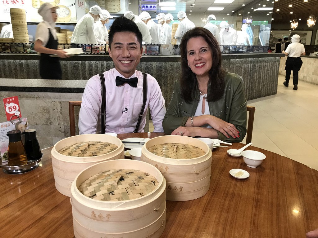 德國之聲6日推出新節目Tasty Taipei,破天荒派旗下得獎節目主持人來台走訪美食祕境,以活潑逗趣的方式介紹台灣美食給歐美觀眾,主持人梅根(Meggin Leigh右)大讚台灣美食讓人驚艷,吃過一次小籠包就再也回不去了!(Tasty Taipei節目製作人Boris Claudi提供)中央社記者陳家瑜傳真 108年6月6日