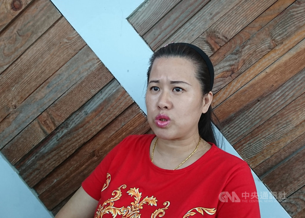 去年普悠瑪宜蘭出軌事故釀嚴重死傷,宜蘭地檢署6日起訴司機員尤振仲等3人,3名前台鐵局長則未起訴。事故中有8名家人罹難的董家代表董小羚表示,全部將責任都推給基層,這樣的結果無法接受。中央社記者盧太城攝 108年6月6日