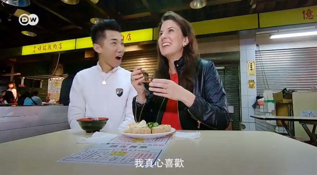 德國之聲6日推出新節目Tasty Taipei,破天荒派旗下得獎節目主持人梅根(右)來台走訪美食祕境。(圖取自facebook.com/dw.chinese.traditional)