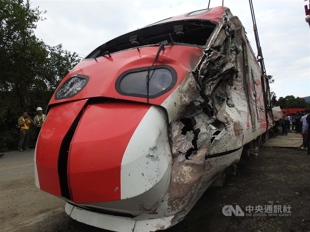 台鐵普悠瑪宜蘭翻車事故案偵結。宜蘭地檢署認為,台鐵雖有層層控管,仍因實際從業員散漫疏失,螺絲鬆動釀禍。(中央社檔案照片)