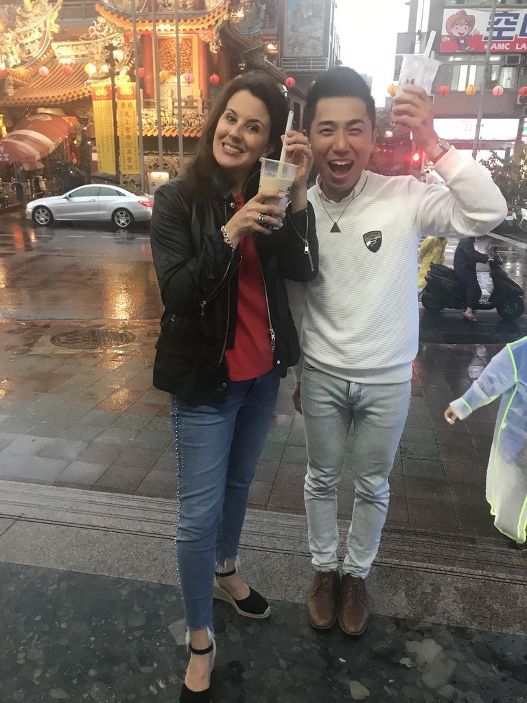 德國之聲6日推出台灣美食節目Tasty Taipei,主持人梅根(Meggin Leigh 左)特地飛來台灣,走訪饒河街夜市、鼎泰豐、一流清粥小菜、這一鍋和W hotel紫艷餐廳,體驗台灣美食。節目中,梅根不但嘗試用中文點珍珠奶茶,還挑戰吃外國人聞之色變的臭豆腐。(Tasty Taipei節目製作人Boris Claudi提供)中央社記者陳家瑜傳真 108年6月6日