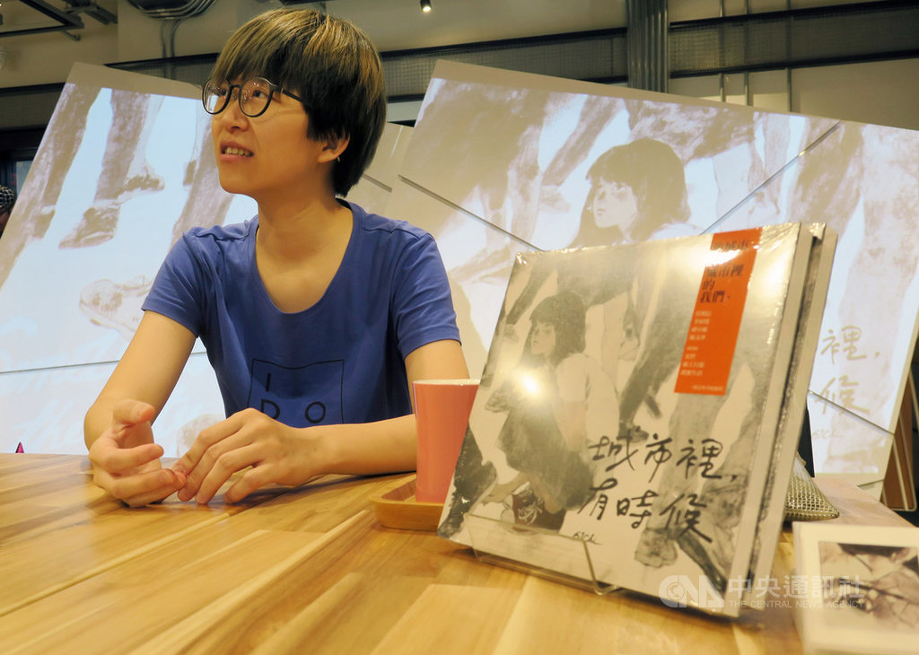 金漫獎得主61Chi再推個人最新創作「城市裡,有時候」,全書以一篇漫畫搭配一句話方式鋪排,共收錄61篇,7日在台灣漫畫基地書店舉辦簽書會,與讀者分享創作點滴。中央社記者陳政偉攝 108年6月7日