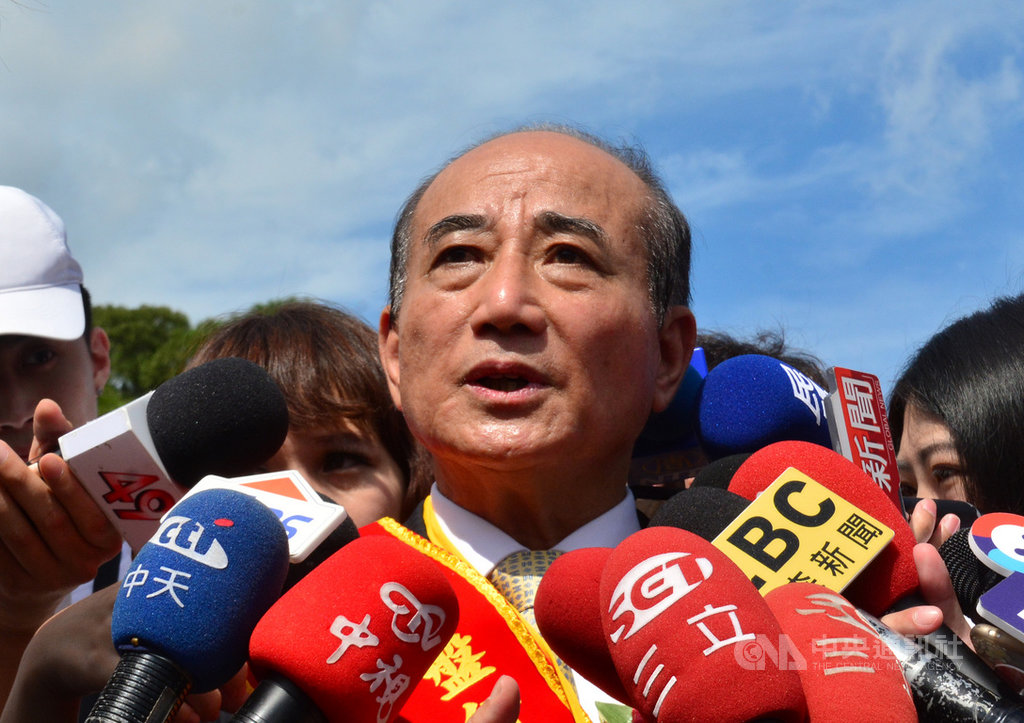 前立法院長王金平(中)7日在新北市淡水天元宮受訪表示,他不參加國民黨總統初選,完全不會委屈,將繼續勤走基層,謀求中華民國安定、兩岸和平。中央社記者黃旭昇新北攝 108年6月7日