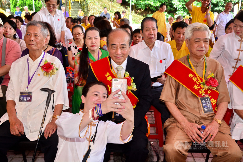 前立法院長王金平(前排中)7日參加新北市淡水天元宮法會,民眾熱情與王金平合影。中央社記者黃旭昇新北攝 108年6月7日