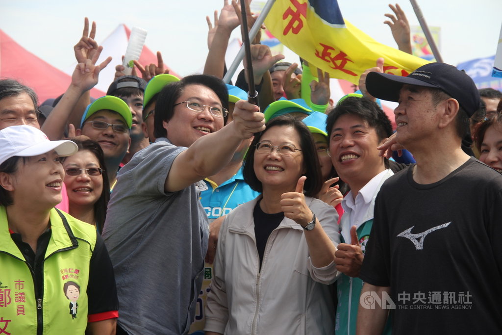 總統蔡英文(前右3)7日出席在基隆八斗子漁港舉辦的龍舟賽開幕典禮,與基隆市長林右昌(前左2)及選手們玩起自拍,合影留念。中央社記者王朝鈺攝 108年6月7日