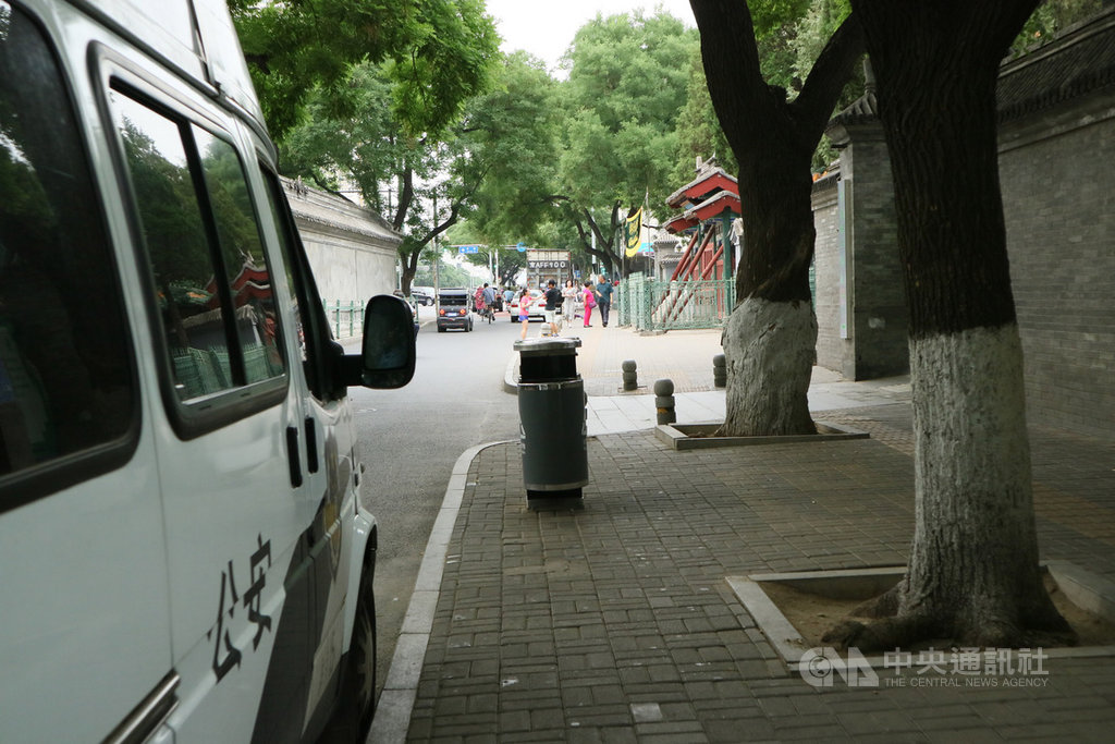 5日開齋節當天停放在牛街清真寺西門20公尺外的警車。(資料照片)中央社記者陳家倫北京攝 108年6月7日