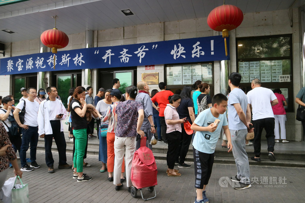 牛街位於北京舊城西南邊,逾萬名回族人在此定居,歷史可回溯至宋、元時期前往中國的中亞穆斯林。作為回族大本營,牛街是品味清真美食的去處。圖為5日開齋節當天,店家掛起布條慶賀。中央社記者陳家倫北京攝 108年6月7日