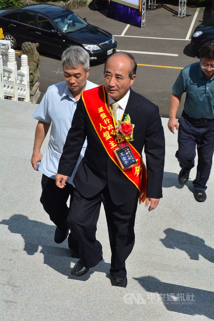 前立法院長王金平(前)7日參加新北市淡水天元宮法會,受到民眾歡迎。他表示,將繼續勤走基層,團結國民黨整體力量。中央社記者黃旭昇新北攝 108年6月7日
