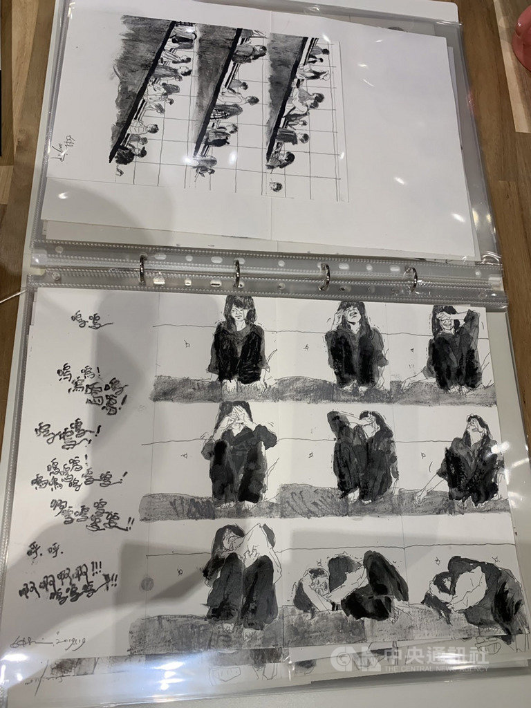 金漫獎得主61Chi發表最新漫畫作品「城市裡,有時候」,採電影長鏡頭手法來呈現無對白畫面,表達都市生活的無奈。圖為61Chi手稿。中央社記者陳政偉攝 108年6月7日