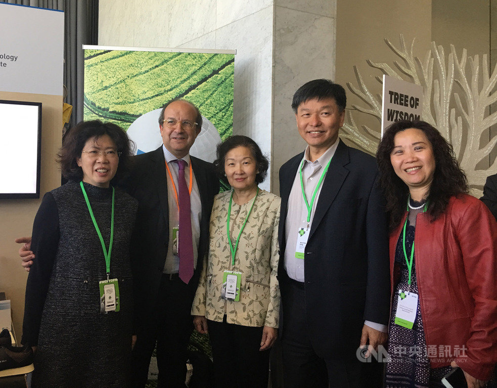 環保署廢棄物管理處處長賴瑩瑩(左1)、歐洲執委會負責環境政策的主管加耶哈(左2)、駐芬蘭代表程其蘅(中)、工研院副院長彭裕民(右2)、環保署廢棄物管理處專員何春玲(右1)參加芬蘭赫爾辛基舉行的世界循環經濟論壇。(駐芬蘭代表處提供)中央社記者林育立柏林傳真 108年6月7日
