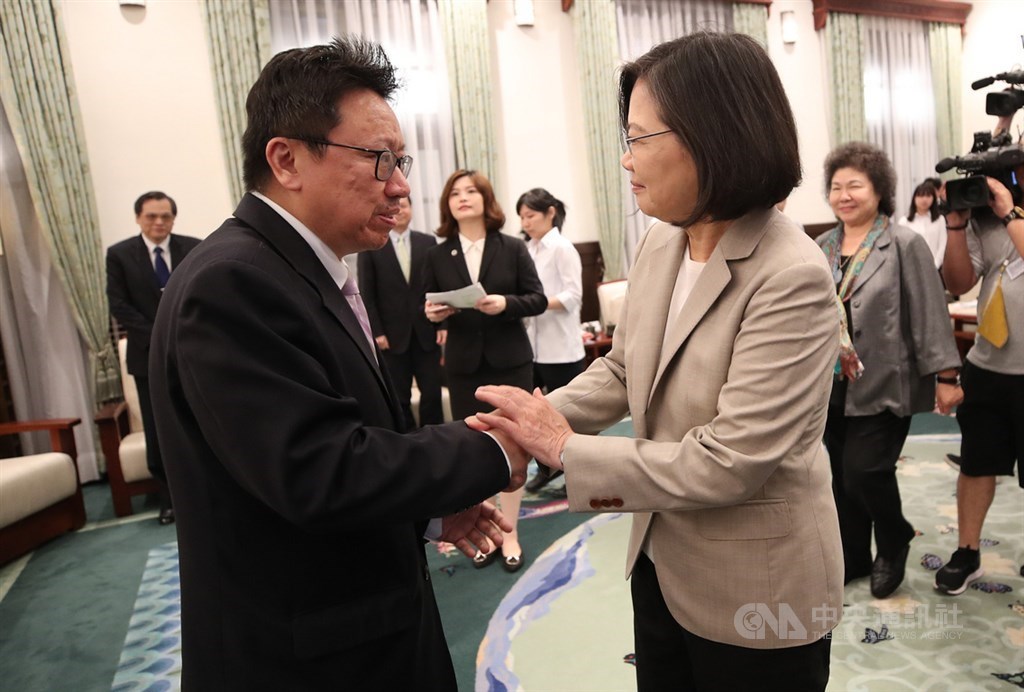 總統蔡英文(前右)3日在總統府接見「海外民運人士認識台灣民主人權」參訪團,與民運人士陳破空(前左)握手致意。中央社記者張新偉攝 108年6月3日