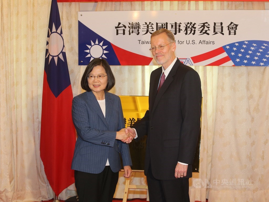 北美事務協調委員會正式更名為台灣美國事務委員會,6日舉行更名揭牌典禮,總統蔡英文(左)與美國在台協會處長酈英傑(右)握手致意。中央社記者徐肇昌攝 108年6月6日