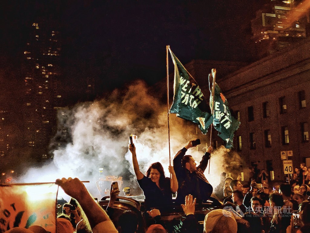 多倫多暴龍隊成軍24年首度打入NBA總決賽,首戰告捷,球迷徹夜狂歡慶祝。(王昱傑提供)中央社記者胡玉立多倫多傳真 108年6月2日