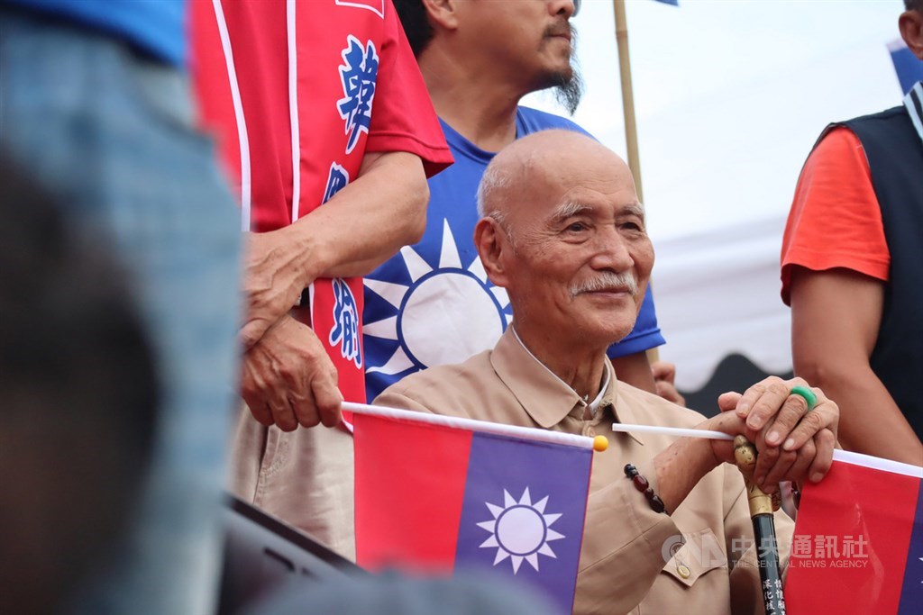 高雄市長韓國瑜8日到花蓮出席由挺韓團體主辦的大型造勢活動,來自瑞穗鄉的長者李登科更特別以故總統蔣中正的造型到場,相當吸睛。中央社記者李先鳳攝 108年6月8日