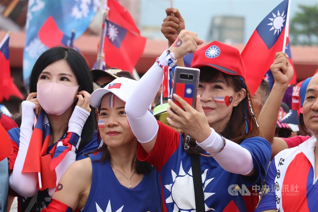 高雄市長韓國瑜8日到花蓮出席由挺韓團體主辦的造勢活動,吸引許多韓粉穿上國旗裝、手持中華民國國旗來到花蓮市六期重劃區,以行動表達支持。中央社記者李先鳳攝 108年6月8日