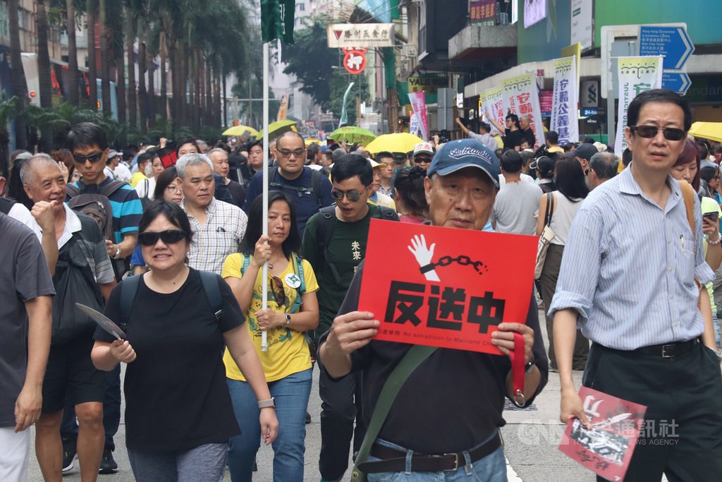 數以萬計港人4月28日上街遊行,反對政府修改逃犯條例,並嘲諷修法草案為「送中條例」。(中央社檔案照片)