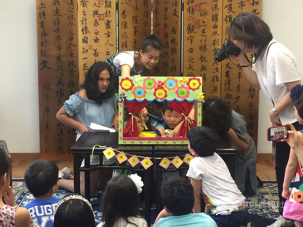 羅馬正漢中文學堂是全義唯一教授繁體字的台灣學校,學童在休業式以歌唱或戲劇展現學習成果。(駐義大利代表處提供)中央社記者黃雅詩羅馬傳真 108年6月9日