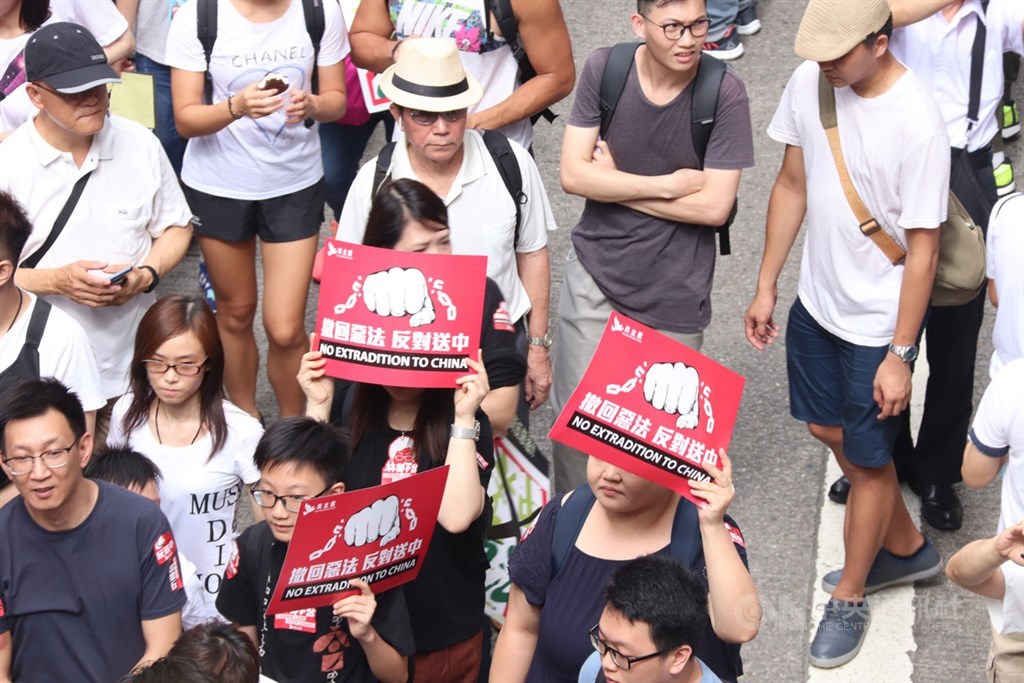 香港泛民9日發起「反送中」遊行,大批市民參加,他們要求政府撤回修訂逃犯條例草案。中央社記者張謙香港攝 108年6月9日