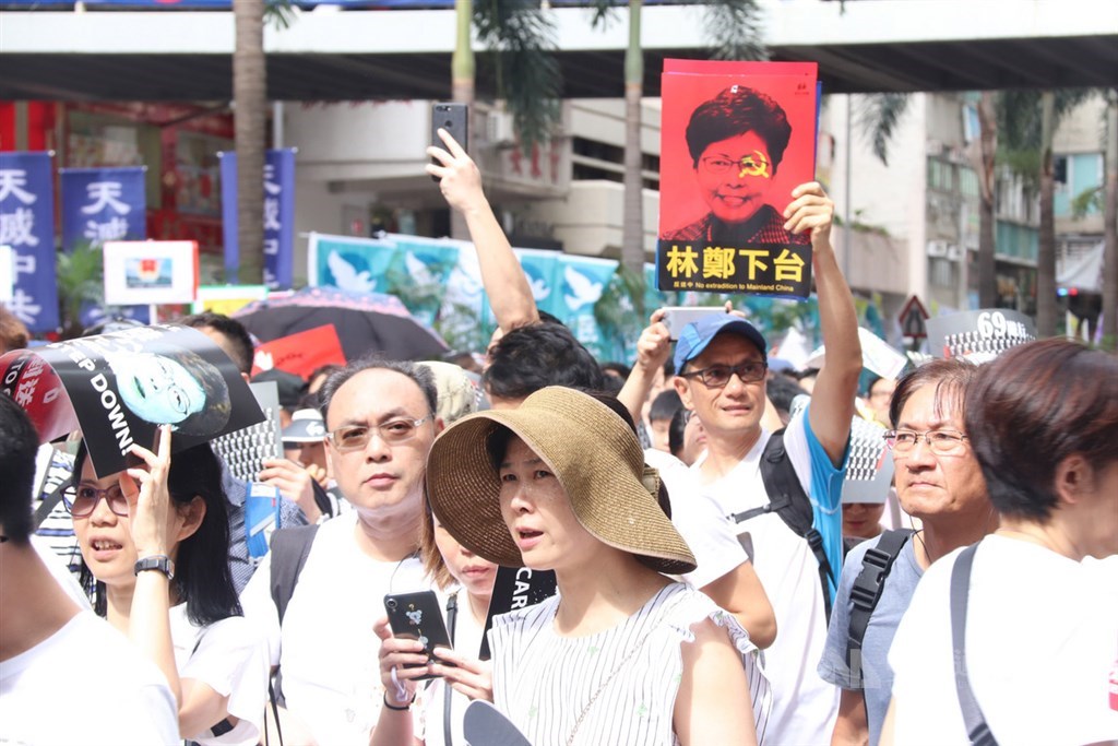 香港泛民9日發起「反送中」遊行,有大批市民參加,口號之一是要求行政長官林鄭月娥下台。中央社記者張謙香港攝 108年6月9日