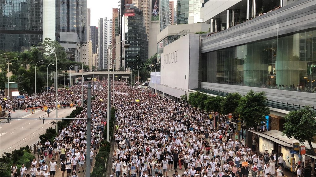 香港泛民9日發起「反送中」遊行,聲勢浩大,圖為示威者走近金鐘政府總部和立法會一帶情況。(讀者提供)中央社記者張謙香港傳真 108年6月9日