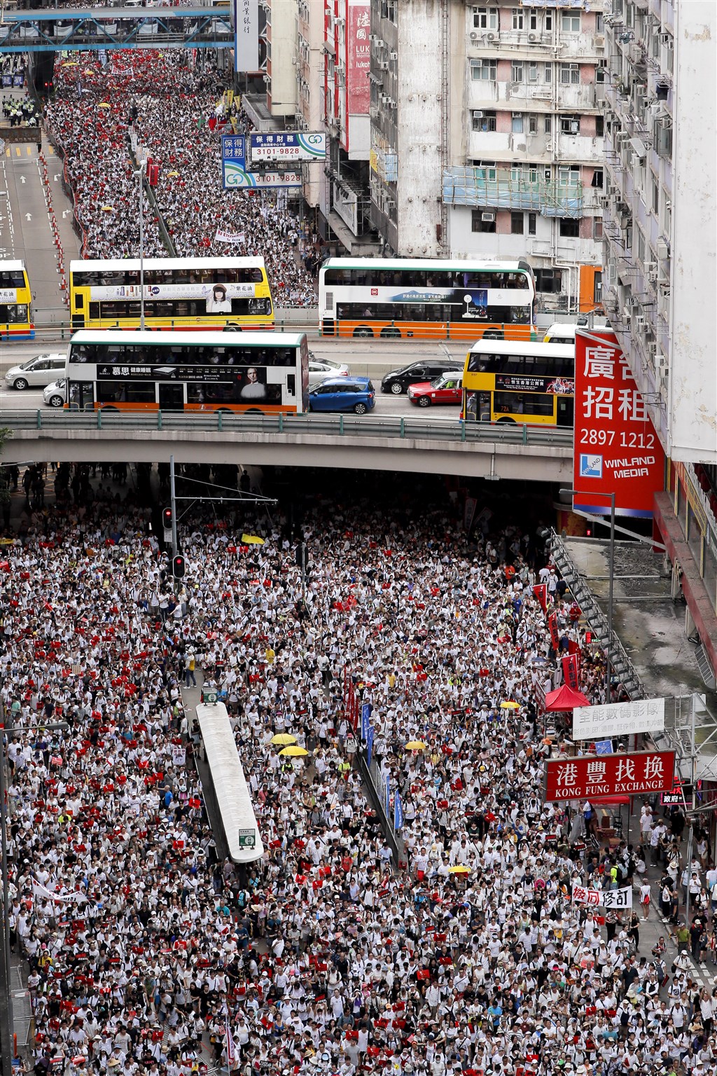 香港民間人權陣線9日舉辦「反送中」遊行;不過,中國大陸主要媒體對這場上百萬港人遊行事件隻字未提。(美聯社提供)