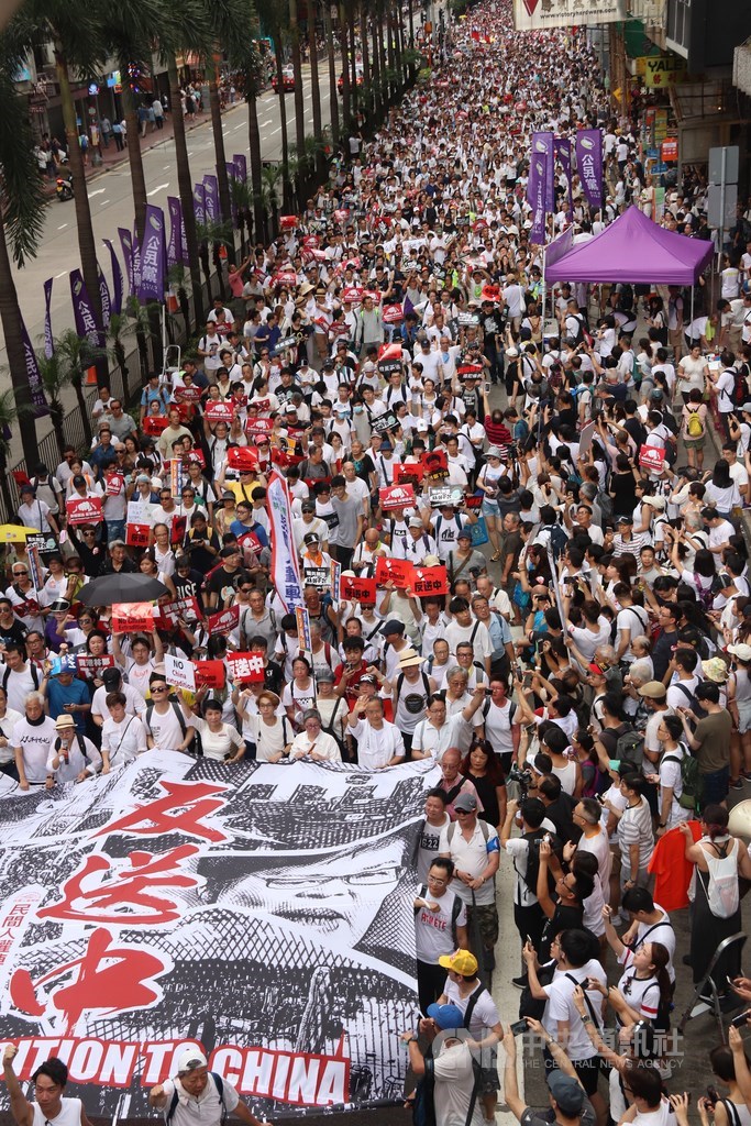 香港泛民團體民陣6月9日發起「反送中」遊行,大批市民參加,是2003年「7.1」遊行後另一次龐大遊行;民陣事前估計將會超過50萬人參加。中央社記者張謙香港攝 108年6月9日