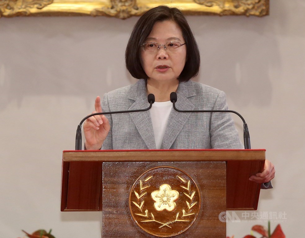 香港人民上街反對逃犯條例,總統蔡英文9日表示,「我們更要大聲向世界說出:台灣人珍愛我們的民主」;「一國兩制」不會是台灣人的選項。(中央社檔案照片)