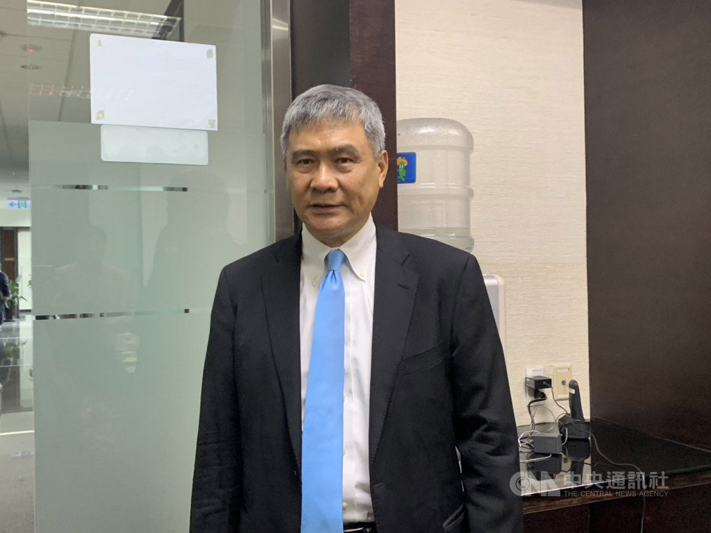 台達電子董事長海英俊10日指出,美中貿易戰發展至今,對台達電營收影響約5%至7%,企業界分散製造基地不僅可降低關稅因素,對客戶來說也可安心不受干擾。中央社記者張良知攝 108年6月10日