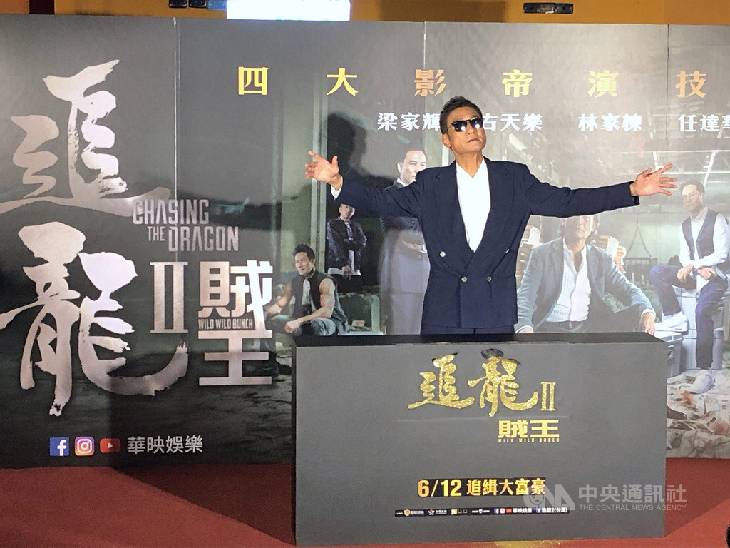 香港電影「追龍II:賊王」10日晚間在台北舉行首映會,港星梁家輝以一身雙排扣西裝霸氣現身。中央社記者洪健倫攝 108年6月10日