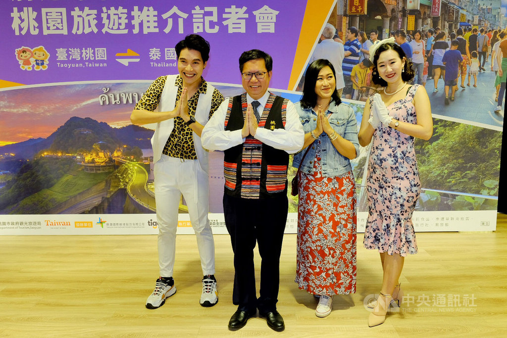桃園市長鄭文燦(左2)10日表示,隨著政府新南向政策施行,搭乘廉航的年輕旅客大幅成長,因此市府除邀請泰國部落客,也結合業者組成桃園水晶晶旅遊推介團,20日至24日將前進曼谷推廣桃園旅遊。中央社記者吳睿騏桃園攝 108年6月10日