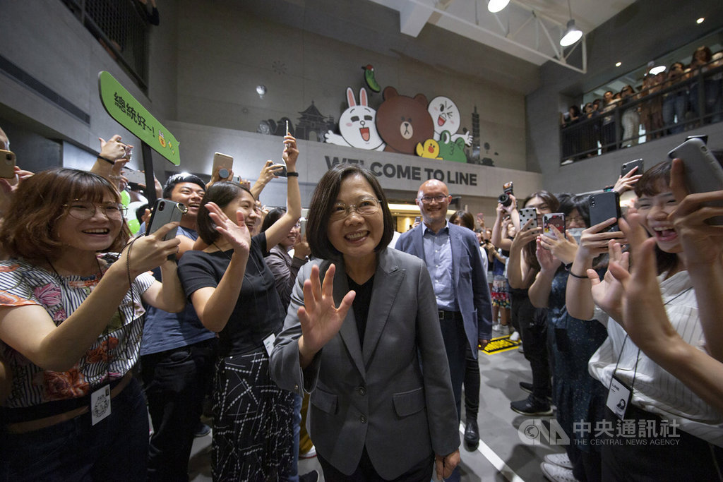 總統蔡英文(中)10日參訪LINE台灣辦公室,了解LINE團隊在台灣的營運狀況和投資規劃以及目前提供的多元數位服務現況。(總統府提供)中央社記者葉素萍傳真 108年6月10日