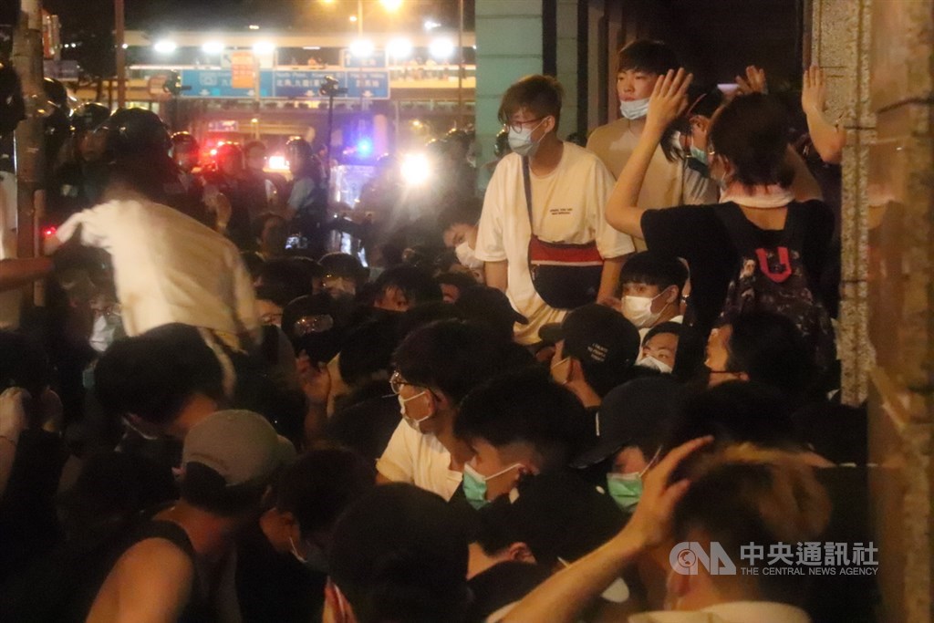 香港「反送中」遊行9日晚間結束後,數百名年輕示威者於10日凌晨占據灣仔告士打道馬路,近百人其後被捕。中央社記者張謙香港攝108年6月10日