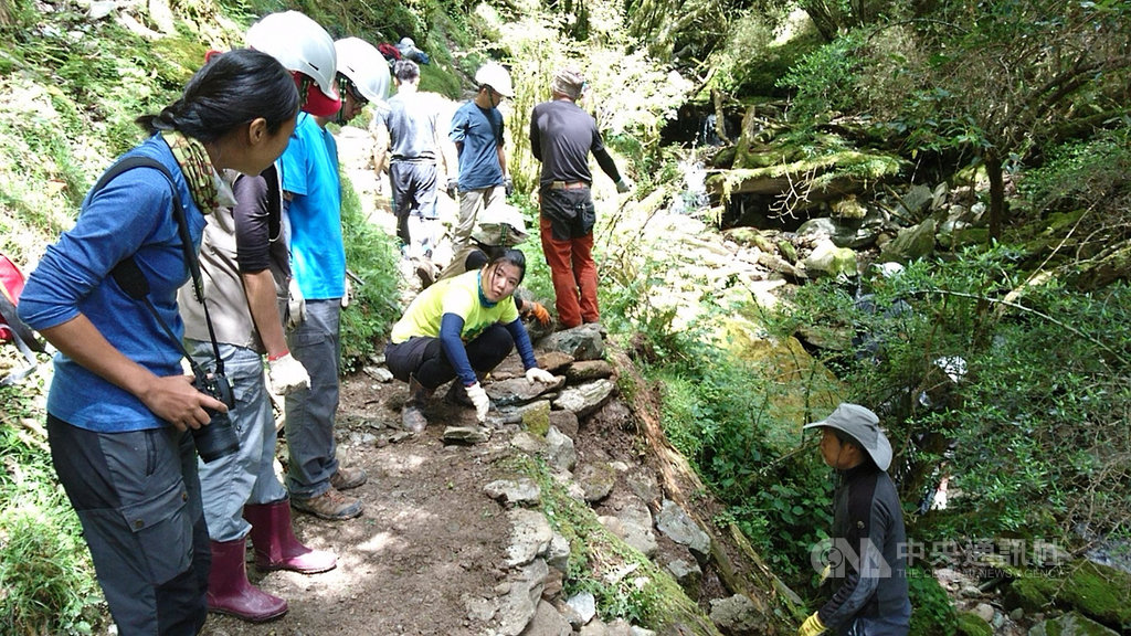 台東林管處從民國105年開始推動「嘉明湖步道工作假期」,報名參加的民眾須揹負工具及個人裝備,重裝攀爬至海拔2800至3000公尺的稜線上工作。中央社記者盧太城台東攝 108年6月10日