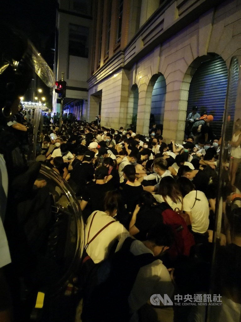 香港「反送中」遊行9日晚間結束後,數百名年輕示威者10日凌晨占據灣仔告士打道馬路,其後警方予以驅散,過程中圍捕近百人。中央社記者張謙香港攝108年6月10日