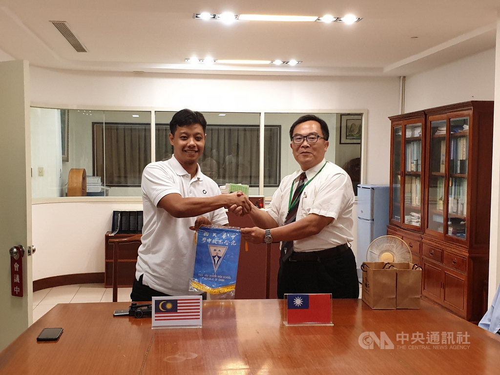 馬來西亞職業籃球隊GoStrong basketball隊創辦人穆罕默德.納斯爾丁(Muhamad Razif Nasruddin)(左)率團隊成員,11日到桃園市光啟高中拜會並進行運動文化交流。右為光啟高中校長陳成業。(光啟高中提供)中央社記者吳睿騏傳真 108年6月11日