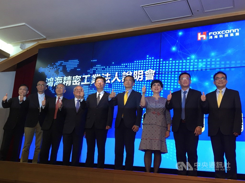 鴻海11日下午舉辦媒體記者會,新設經營委員會9位成員也首次亮相。中央社記者鍾榮峰攝 108年6月11日