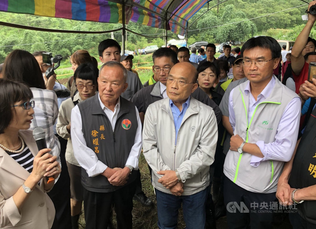 秋行軍蟲現蹤苗栗縣飛牛牧場玉米田,行政院長蘇貞昌(前右2)11日會同農委會主委陳吉仲(前右)、苗栗縣長徐耀昌(前左2)等人前往視察,蘇貞昌表示,秋行軍蟲能隨氣流入侵,比非洲豬瘟更麻煩,呼籲全民警覺一起防疫。中央社記者管瑞平攝 108年6月11日