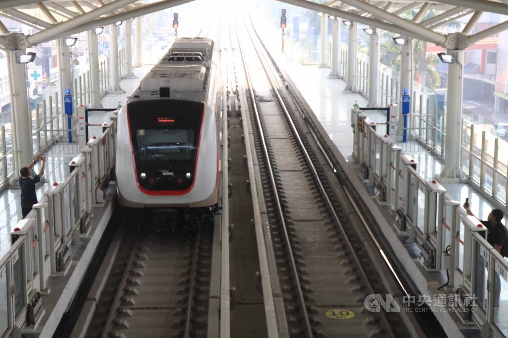 雅加達第一條輕軌捷運在數度延宕後,即將投入營運,每輛列車共2節車廂,可搭載270名旅客。中央社記者石秀娟雅加達攝 108年6月11日