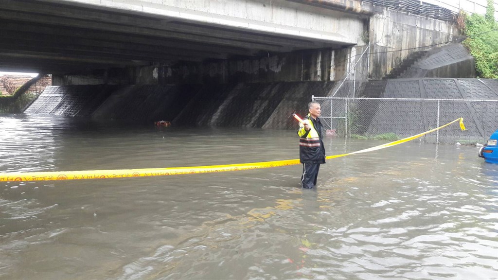 梅雨鋒面抵台,中央氣象局發出豪雨特報,要18縣市注意防災。高雄市岡山區嘉興里往阿蓮區的台19線水深及膝,市府緊急封路警戒,防範民眾誤闖。(民眾提供)中央社記者王淑芬傳真 108年6月11日