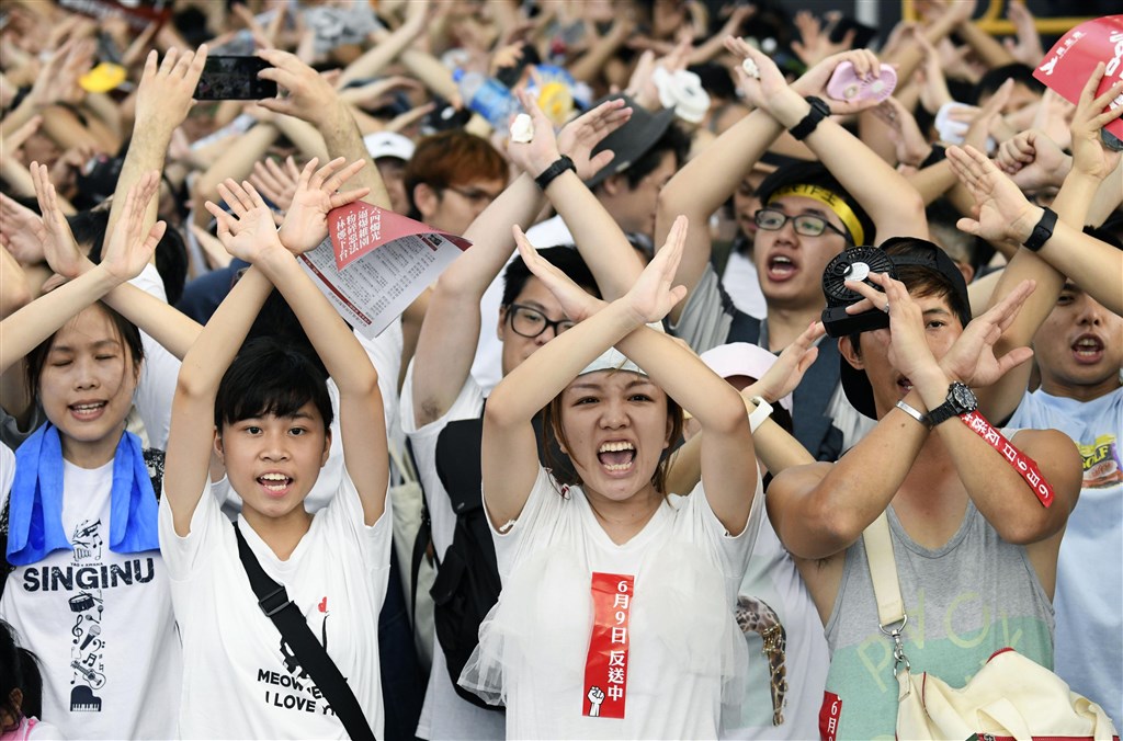 為抗議港府著手修訂的逃犯條例,香港民眾近期走上街頭表達「反送中」訴求。(共同社提供)
