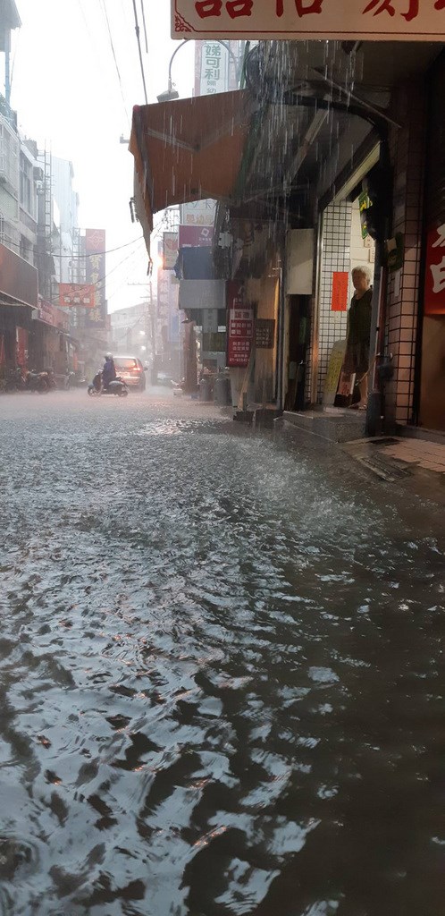 梅雨鋒面抵台,中央氣象局發出豪雨特報,要18縣市注意防災。高雄市岡山區11日上午強降雨,平和路一帶巷道積水。(民眾提供)中央社記者王淑芬傳真 108年6月11日