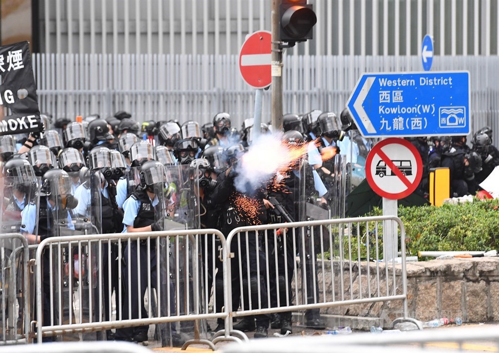 香港民眾12日齊聚反送中,當地警方對抗議群眾的作法下午轉趨強硬,現場員警近4時在港府總部及立法會旁的區域及道路向抗議民眾施放催淚彈,還曾一次施放10枚。中央社記者王飛華攝 108年6月12日